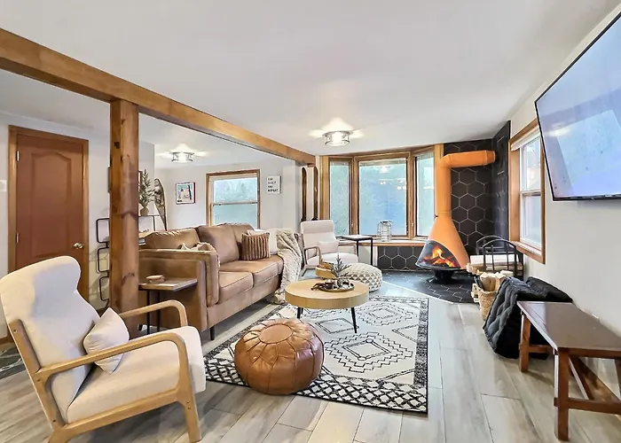 Maples Retreat - 2 Acres - Sleeps 10