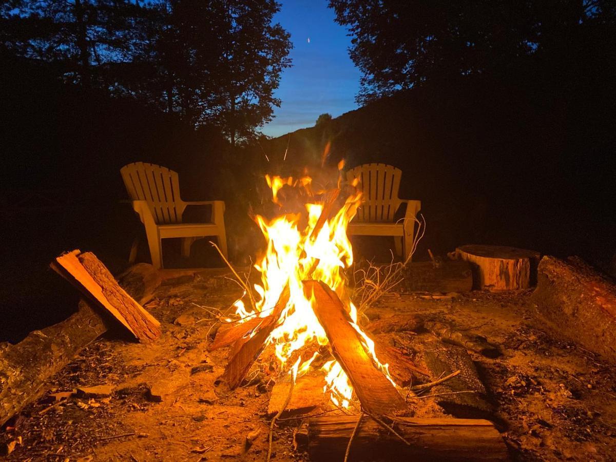 Maples Retreat - 2 Acres - Sleeps 10 *